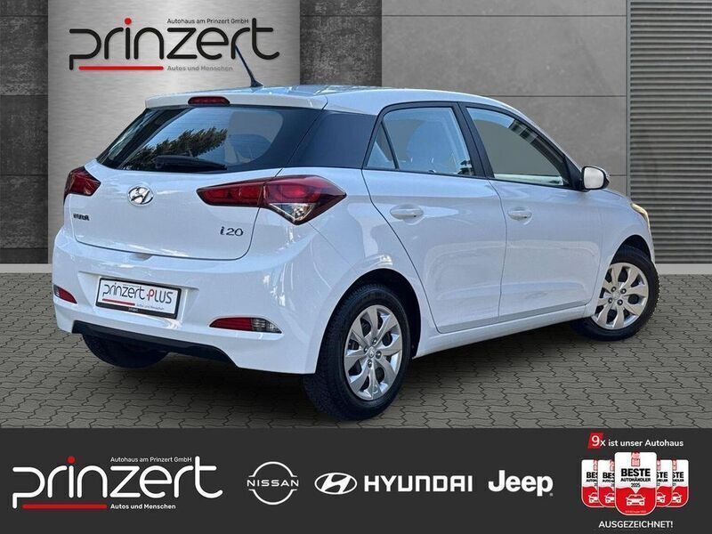Gebraucht Hyundai i20 Classic 84 PS (61 kW) 2017 Polar white / sol Limousine