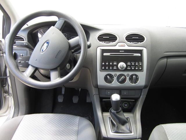 Gebraucht Ford Focus Trend 116 PS (85 kW) 2005 Silber metallic Limousine