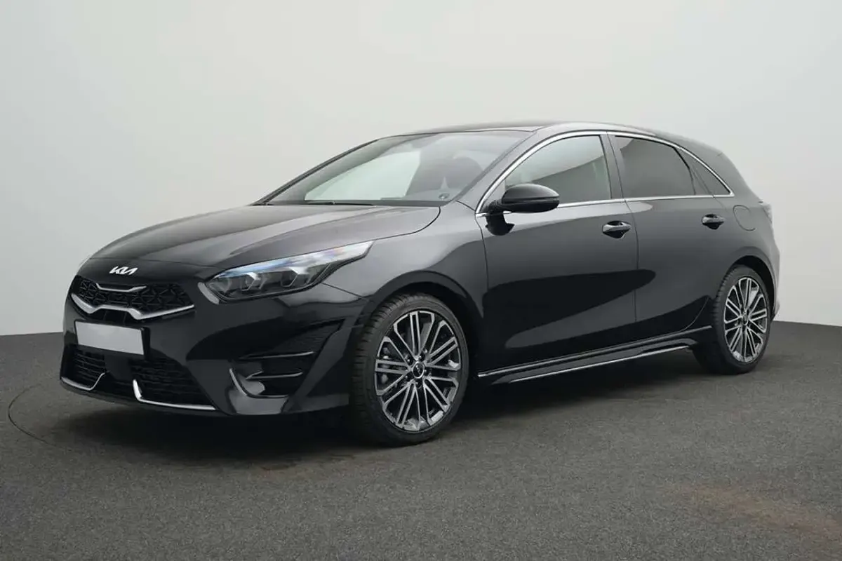 Gebraucht Kia Ceed 140 PS (102 kW) 2025 Zilinaschwarz metall Kleinwagen
