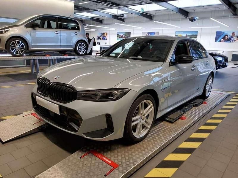 Brooklyn grau Gebraucht 2022 BMW 330e M Sport Limousine | 41.920 € - Bild 1/2