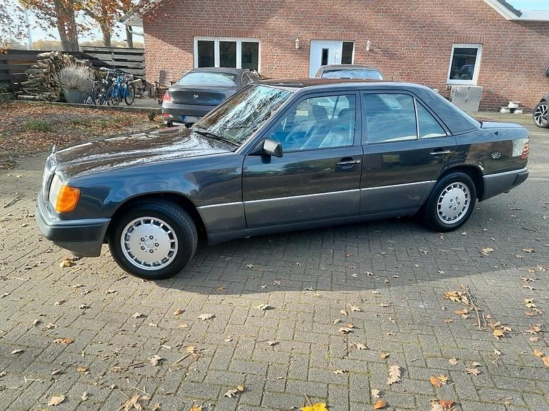 Gebraucht Mercedes E260 160 PS (117 kW) 1992 Grau Limousine