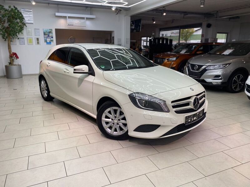 Weiß Gebraucht 2015 Mercedes A180 Limousine | 16.350 € (Fairer Preis) - Bild 1/4