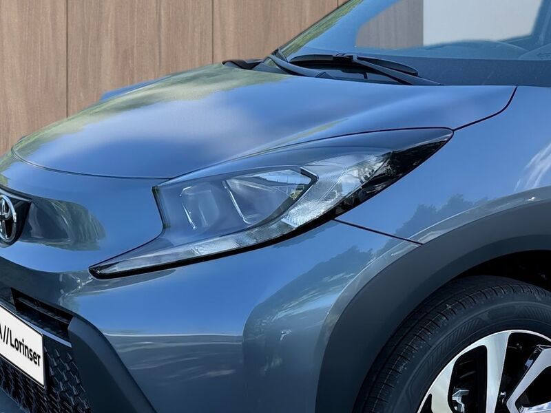 Neu Toyota Aygo X Team 72 PS (52 kW) 2025 Grau SUV