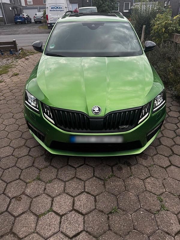 Grün Gebraucht 2017 Skoda Octavia vRS Kombi | 14.200 € (Superpreis) - Bild 1/4