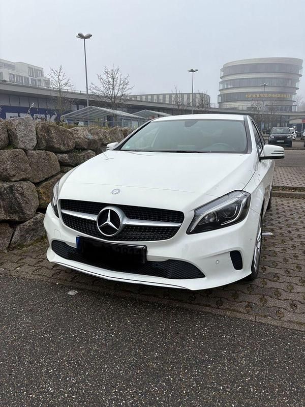Gebraucht Mercedes A180 Edition 109 PS (80 kW) 2016 Weiß Kleinwagen