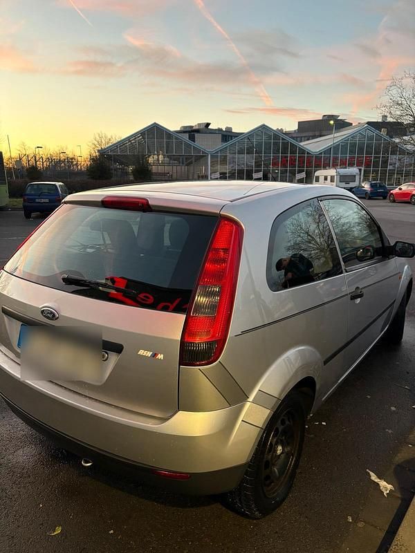 Gebraucht Ford Fiesta 70 PS (51 kW) 2005 Silber Kleinwagen
