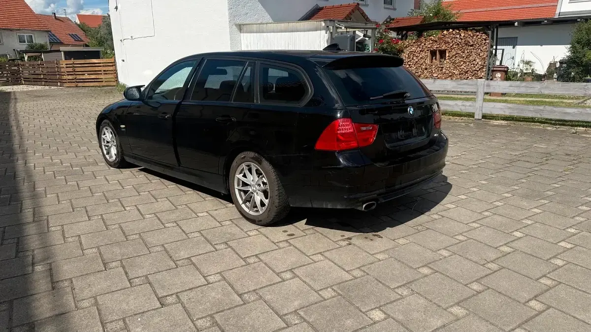 Gebraucht BMW 320 184 PS (135 kW) 2011 Schwarz Kombi