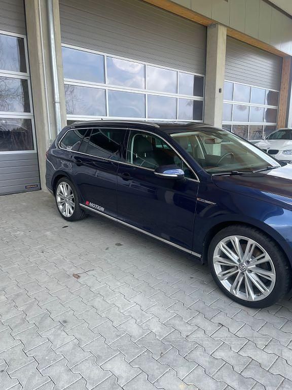 Gebraucht VW Passat Highline 239 PS (175 kW) 2015 Blau Kombi