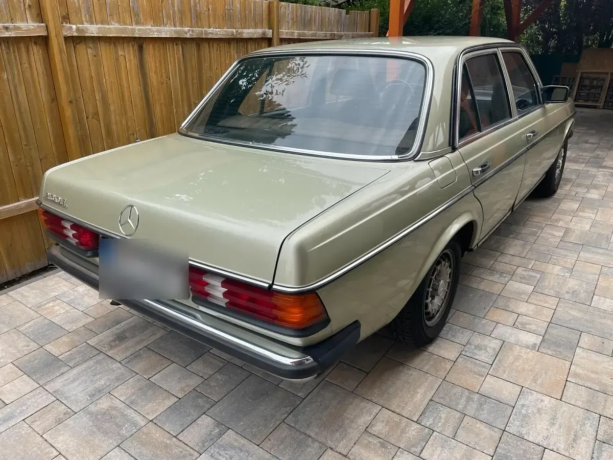 Gebraucht Mercedes E230 135 PS (99 kW) 1982 Grün Limousine