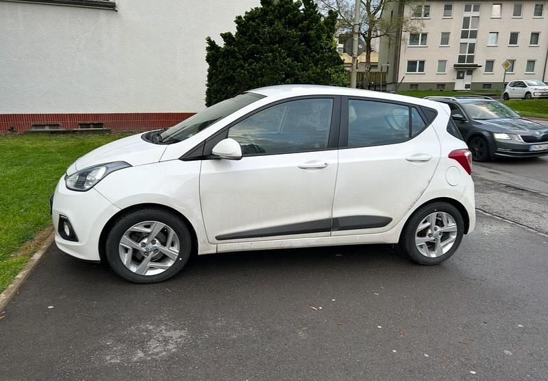 Weiß Gebraucht 2015 Hyundai i10 Kleinwagen | 10.400 € (Etwas zu teuer) - Bild 1/4