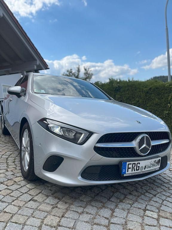 Silber Gebraucht 2019 Mercedes A180 Limousine | 19.990 € (Guter Preis) - Bild 1/4