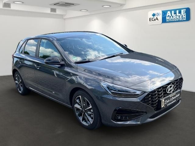 Grau metallic Gebraucht 2024 Hyundai i30 Advantage Limousine | 23.990 € (Fairer Preis) - Bild 1/4