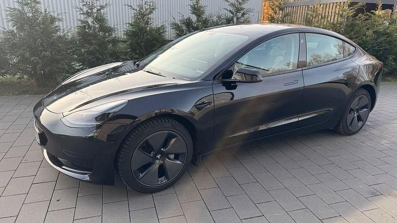 Schwarz Gebraucht 2022 Tesla Model 3 Standard Range Plus Limousine | 27.850 € (Etwas zu teuer) - Bild 1/4