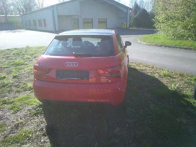 Gebraucht Audi A1 Attraction 86 PS (63 kW) 2015 Rot Kleinwagen