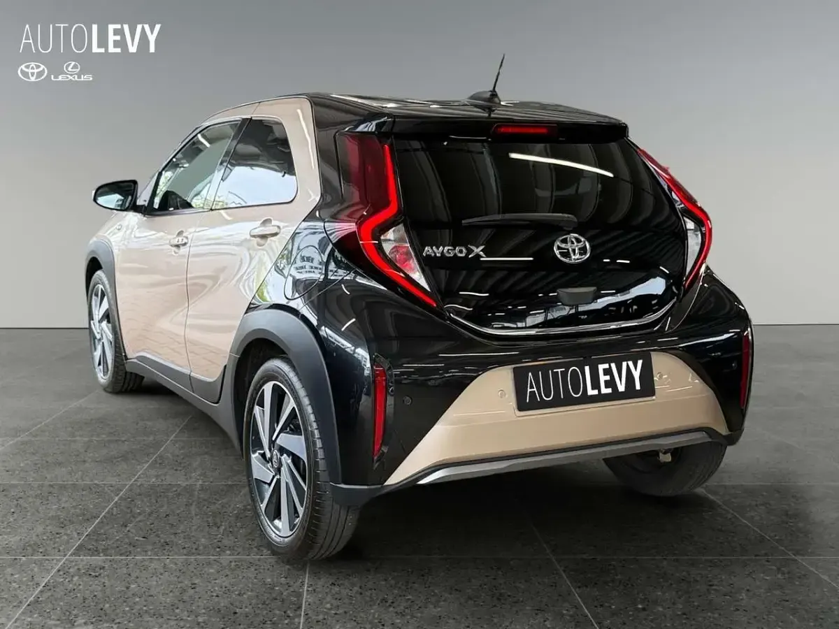 Gebraucht Toyota Aygo X X-plore 72 PS (52 kW) 2023 Ginger beige metallic/ night sky black SUV