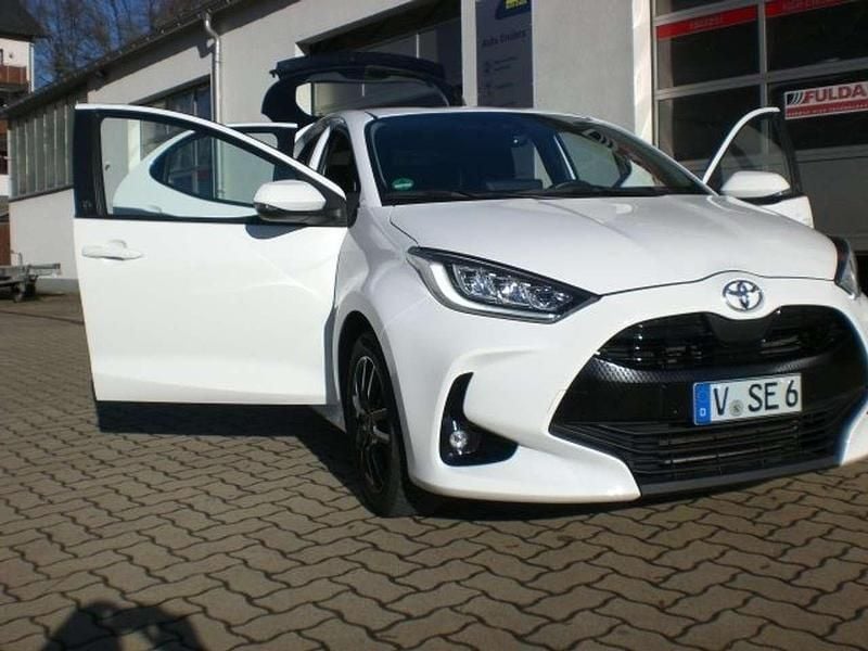 Gebraucht Toyota Yaris Team 125 PS (91 kW) 2023 Schneeweiß Limousine
