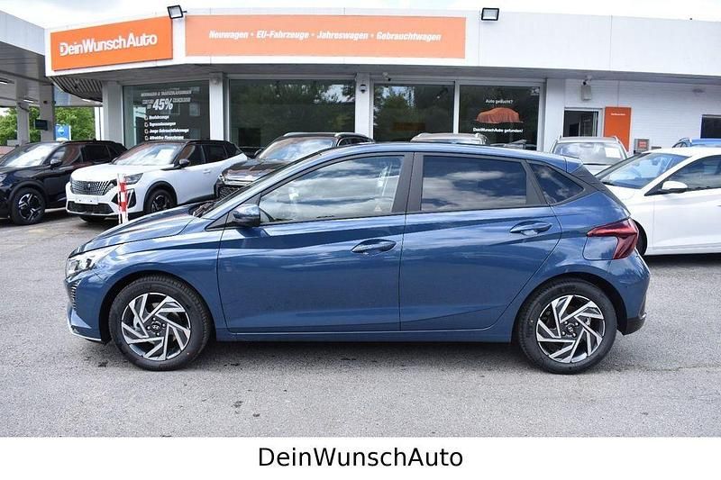 Neu Hyundai i20 90 PS (66 kW) 2025 Blau Limousine