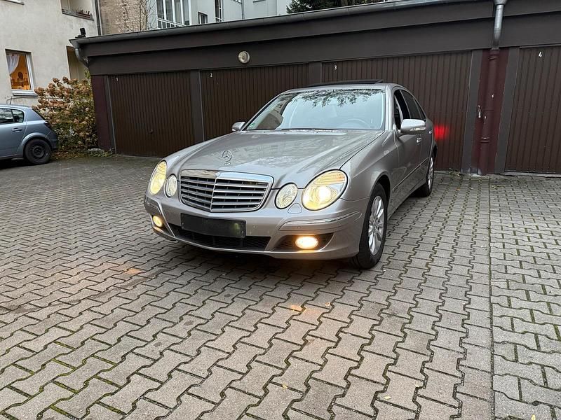 Grau Gebraucht 2006 Mercedes E200 Limousine | 9.800 € (Teuer) - Bild 1/4