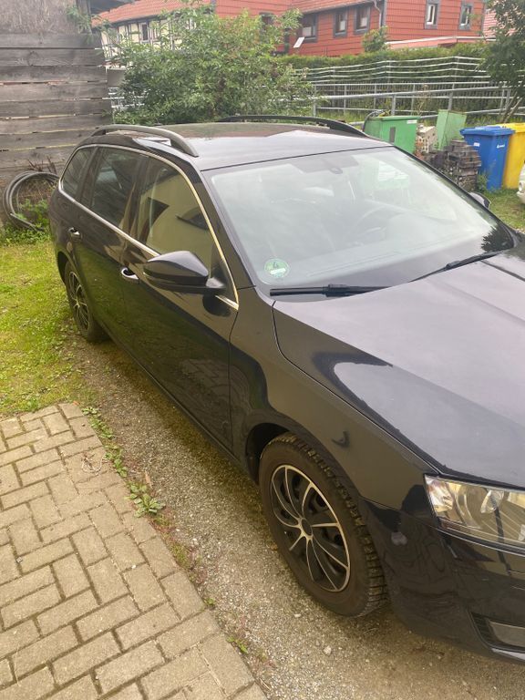 Schwarz Gebraucht 2013 Skoda Octavia Kombi | 9.800 € (Fairer Preis) - Bild 1/4