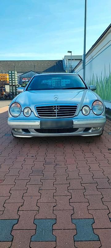 Silber Gebraucht 2001 Mercedes E200 Avantgarde Limousine | 5.750 € - Bild 1/4