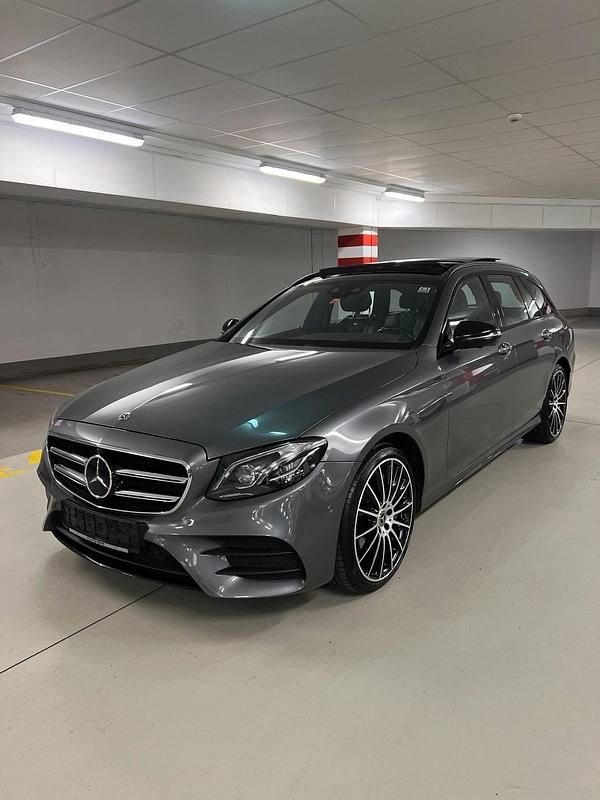 Grau Gebraucht 2020 Mercedes E400 AMG Kombi | 29.999 € (Fairer Preis) - Bild 1/4