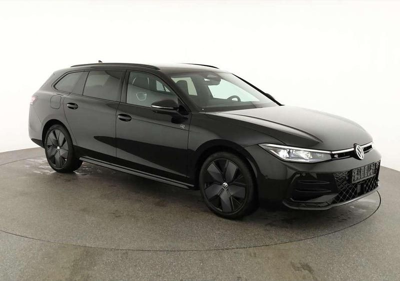 Neu VW Passat R-line 193 PS (141 kW) 2026 Grenadill schwarz met... Kombi