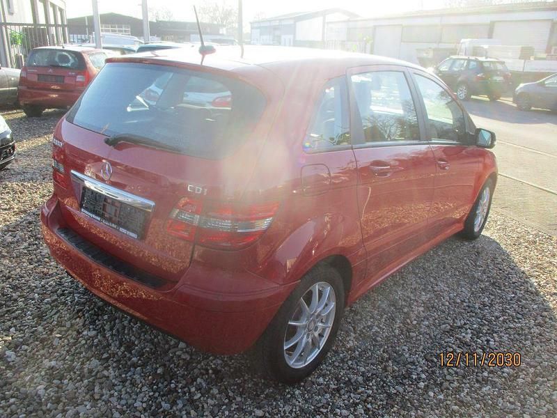 Gebraucht Mercedes B180 109 PS (80 kW) 2011 Rot Van / Kleinbus