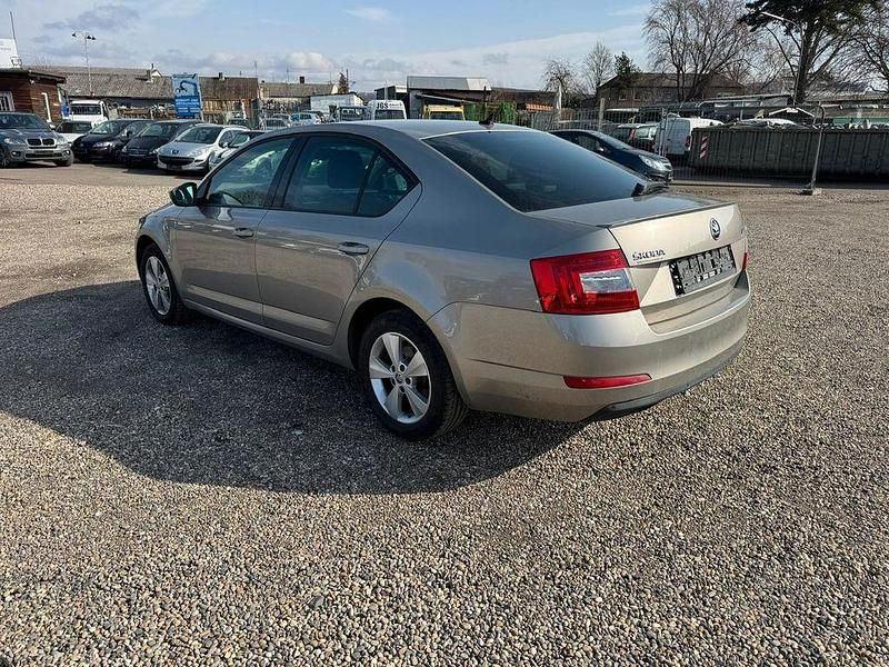 Gebraucht Skoda Octavia Elegance 179 PS (131 kW) 2015 Braun Kleinwagen