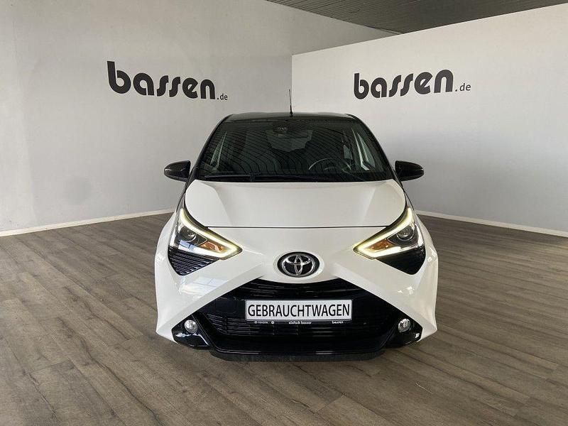 Schneeweiß mit schwarzem dach Gebraucht 2021 Toyota Aygo Kleinwagen | 12.990 € (Etwas zu teuer) - Bild 1/4