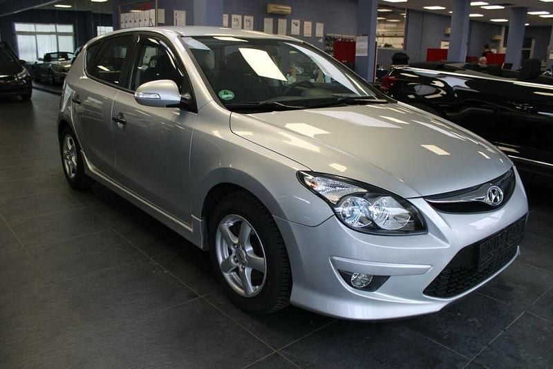 Silber Gebraucht 2012 Hyundai i30 Limousine | 7.980 € - Bild 1/4