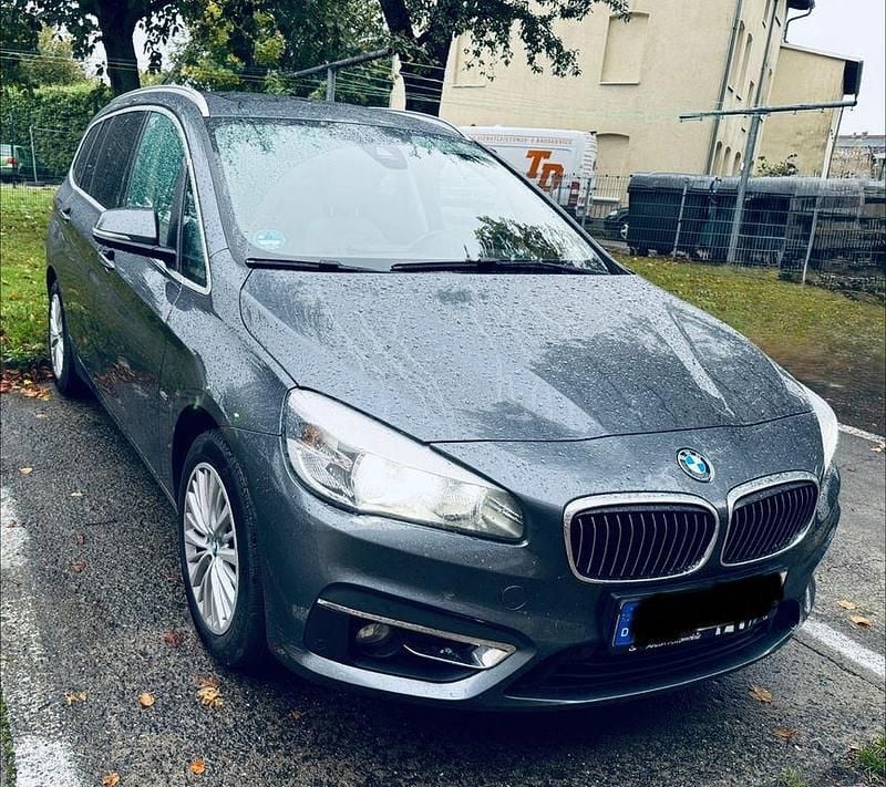 Grau Gebraucht 2016 BMW 218 Gran Tourer Luxury Line Van / Kleinbus | 9.799 € (Guter Preis) - Bild 1/4