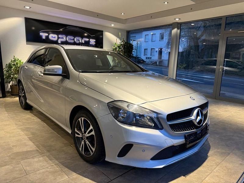 Silber Gebraucht 2015 Mercedes A200 Limousine | 9.490 € (Superpreis) - Bild 1/4