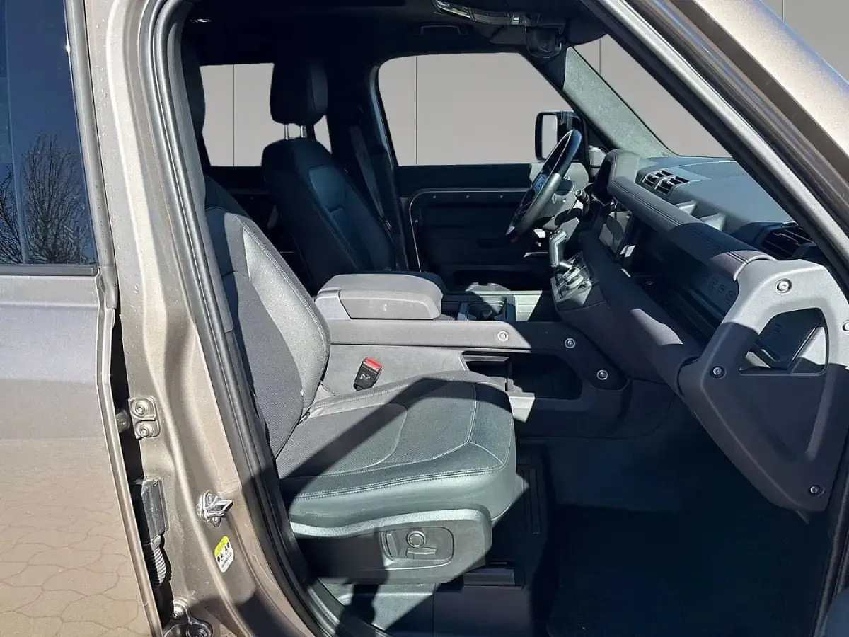 Gebraucht Land Rover Defender SE Dynamic 252 PS (185 kW) 2022 Lantau bronze SUV
