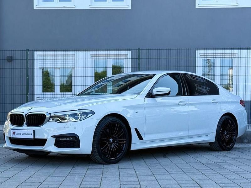 Alpinweiss iii Gebraucht 2020 BMW 520 M Sport Limousine | 33.990 € (Teuer) - Bild 1/4