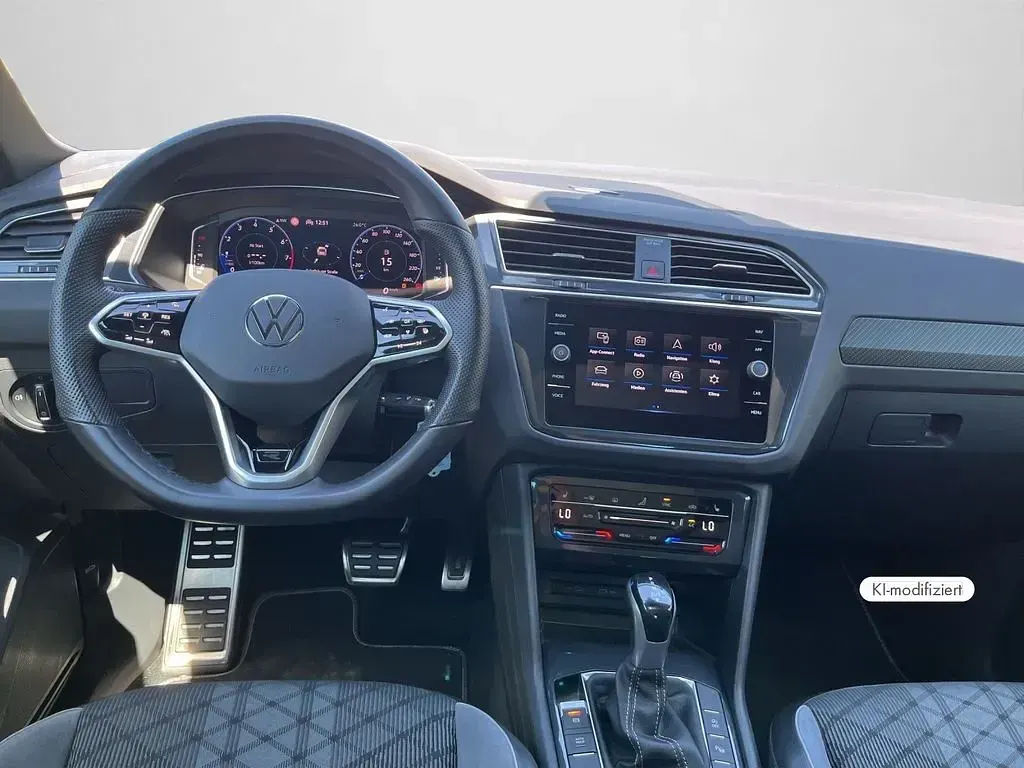Gebraucht VW Tiguan R-line 150 PS (110 kW) 2023 Delfingrau metallic (metallic) SUV
