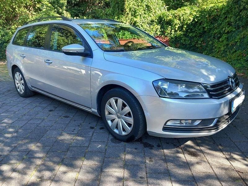 Silber Gebraucht 2014 VW Passat Trendline Kombi | 3.990 € (Fairer Preis) - Bild 1/4