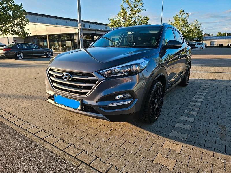 Grau Gebraucht 2015 Hyundai Tucson SUV | 11.900 € (Etwas zu teuer) - Bild 1/4