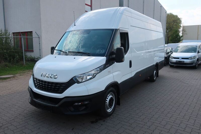 Weiß Gebraucht 2021 Iveco Daily Limousine | 17.300 € (Teuer) - Bild 1/4