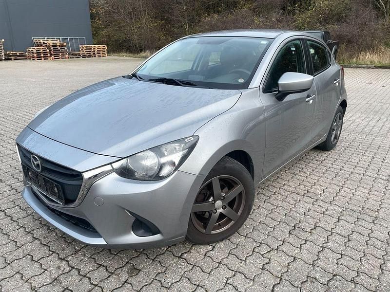 Silber Gebraucht 2015 Mazda 2 Limousine | 6.700 € (Superpreis) - Bild 1/4