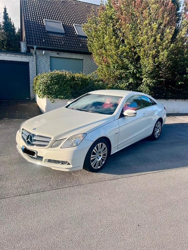 Gebraucht Mercedes E250 Avantgarde 204 PS (150 kW) 2009 Weiß Coupé