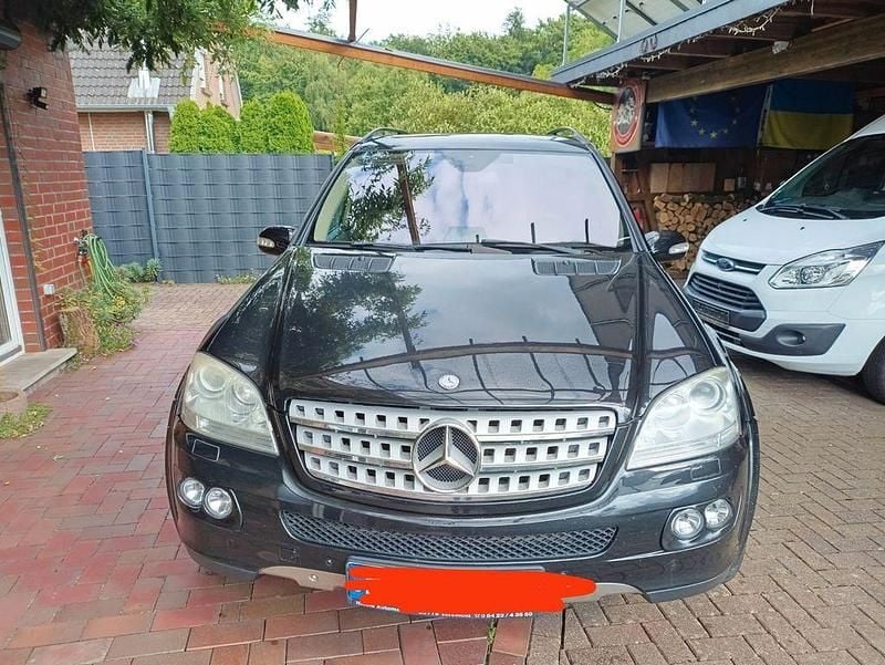 Schwarz Gebraucht 2006 Mercedes ML500 SUV | 8.999 € (Fairer Preis) - Bild 1/4