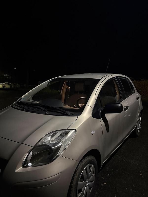 Gebraucht Toyota Yaris 71 PS (52 kW) 2010 Beige Kleinwagen