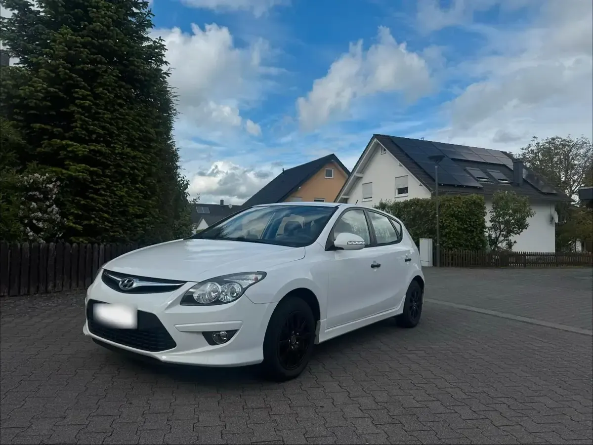 Gebraucht Hyundai i30 109 PS (80 kW) 2012 Weiß Kleinwagen