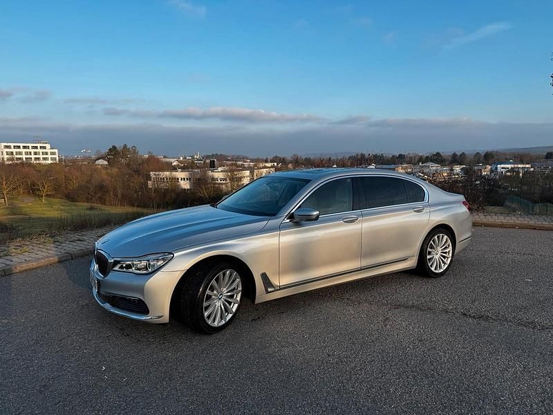 Silber Gebraucht 2016 BMW 730L Limousine | 30.000 € (Fairer Preis) - Bild 1/4