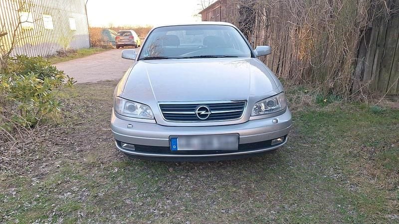 Grau Gebraucht 2001 Opel Omega Limousine | 2.100 € (Fairer Preis) - Bild 1/4