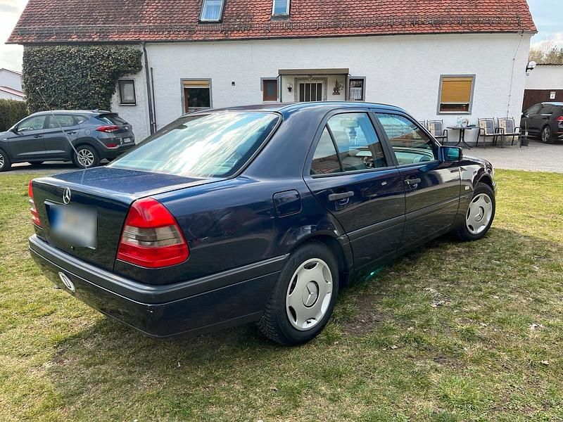 Gebraucht Mercedes C180 122 PS (89 kW) 1996 Blau Limousine