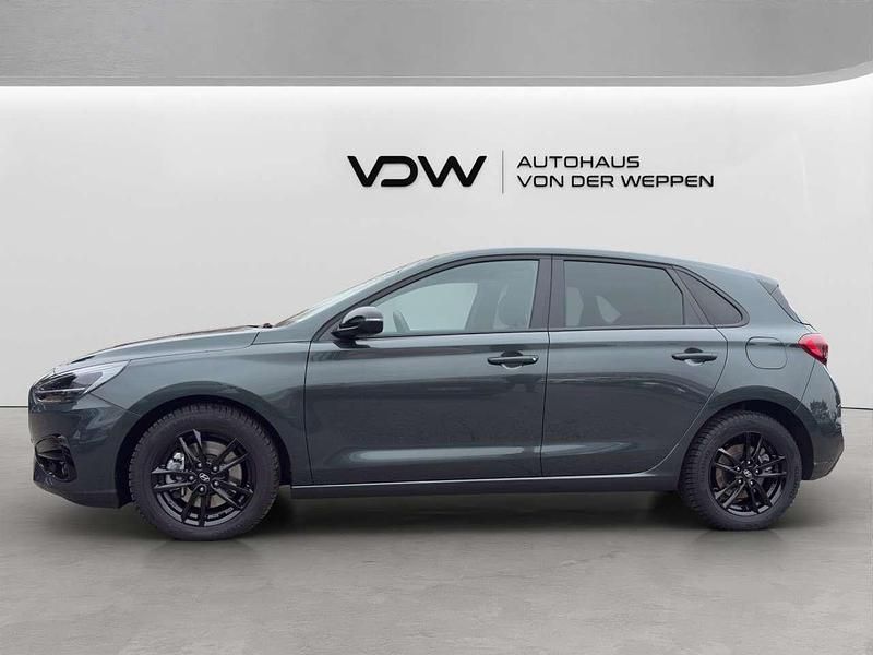 Gebraucht Hyundai i30 Advantage 101 PS (74 kW) 2024 Cypress green (grün) Limousine