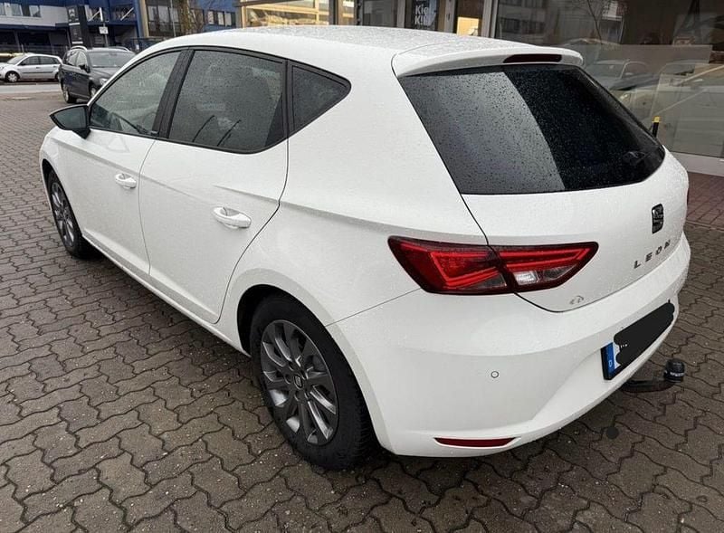 Weiß Gebraucht 2015 Seat Leon I-Tech Limousine | 9.599 € (Fairer Preis) - Bild 1/4