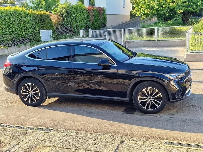 Schwarz Gebraucht 2023 Mercedes GLC220 Avantgarde SUV | 51.900 € (Fairer Preis) - Bild 1/4