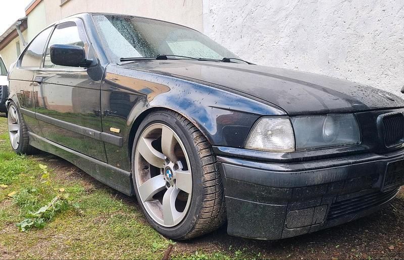 Schwarz Gebraucht 1997 BMW 323 Compact Kleinwagen | 2.500 € (Superpreis) - Bild 1/4